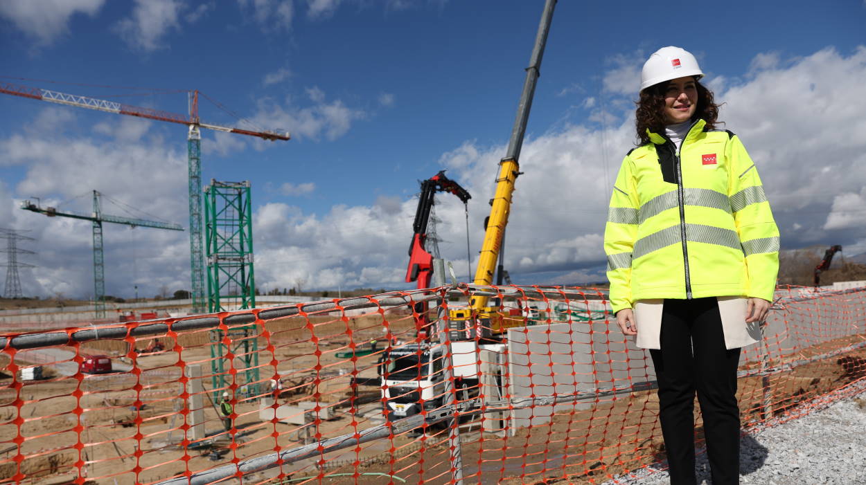 La presidenta de la Comunidad de Madrid, Isabel Díaz Ayuso, durante una visita a las obras del Plna vive de San Sebastián de los Reyes, hace tres años. EP.