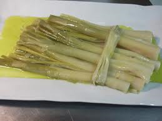 Puerros en papillote a la pimienta y ventresca de bonito