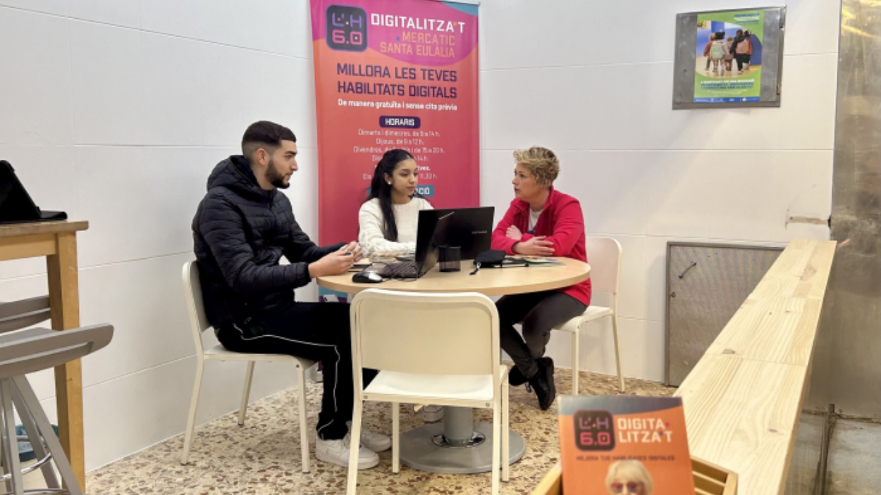Punto de acompañamiento digital del proyecto 'Digitalitza't' del Ayuntamiento de L'Hospitalet. Ayuntamiento de L'Hospitalet de Llobregat