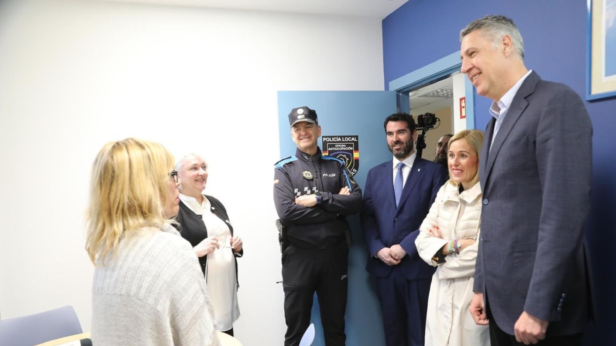 La alcaldesa de Alcobendas, Rocío García Alcántara, y el alcalde de Badalona, Xabier García Albiol, visitan la nueva Oficina Antiocupación de Alcobendas. EP.