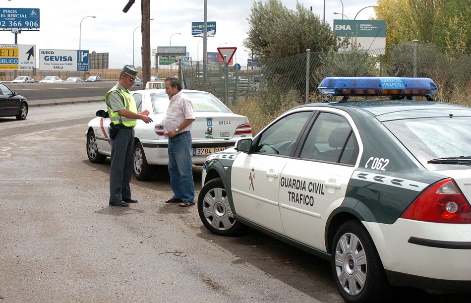 Multar da más puntos que asistir a un conductor