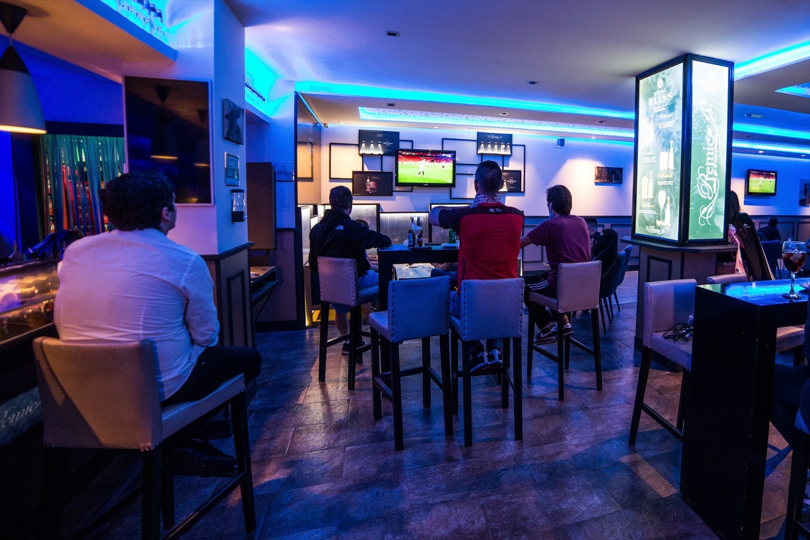 Varias personas viendo un partido de fútbol. EP.