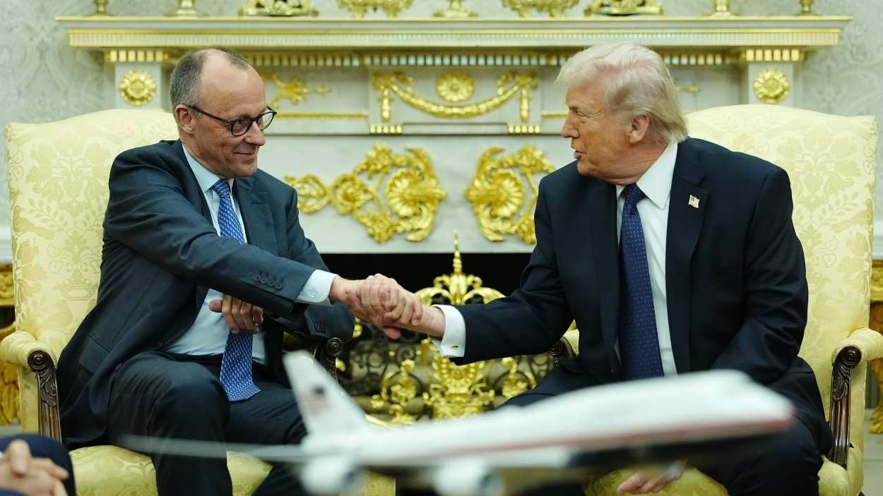 Friedrich Merz y Donald Trump, durante la reunión de este martes en el Despacho Oval. EP.
