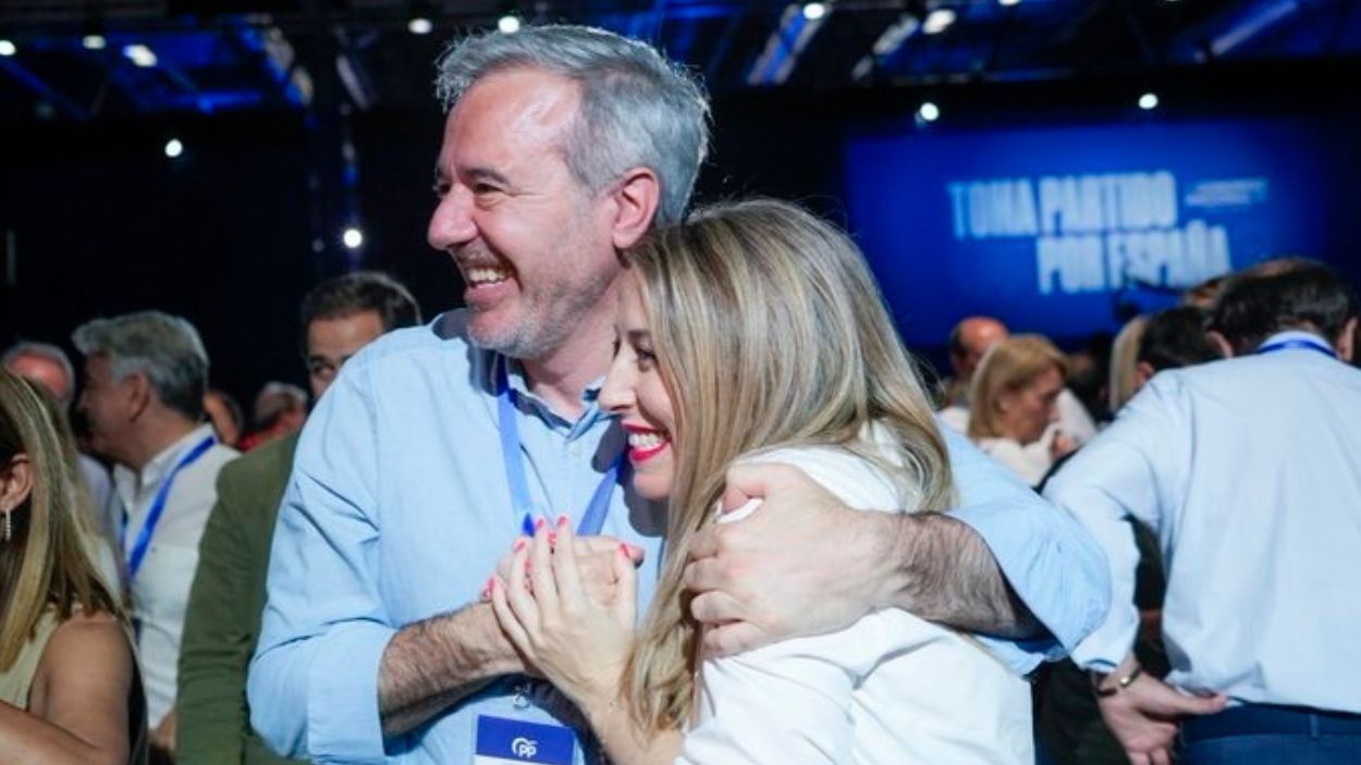 La presidenta en funciones de Extremadura, María Guardiola, y el presidente en funciones de Aragón, Jorge Azcón, en un evento del PP. EP