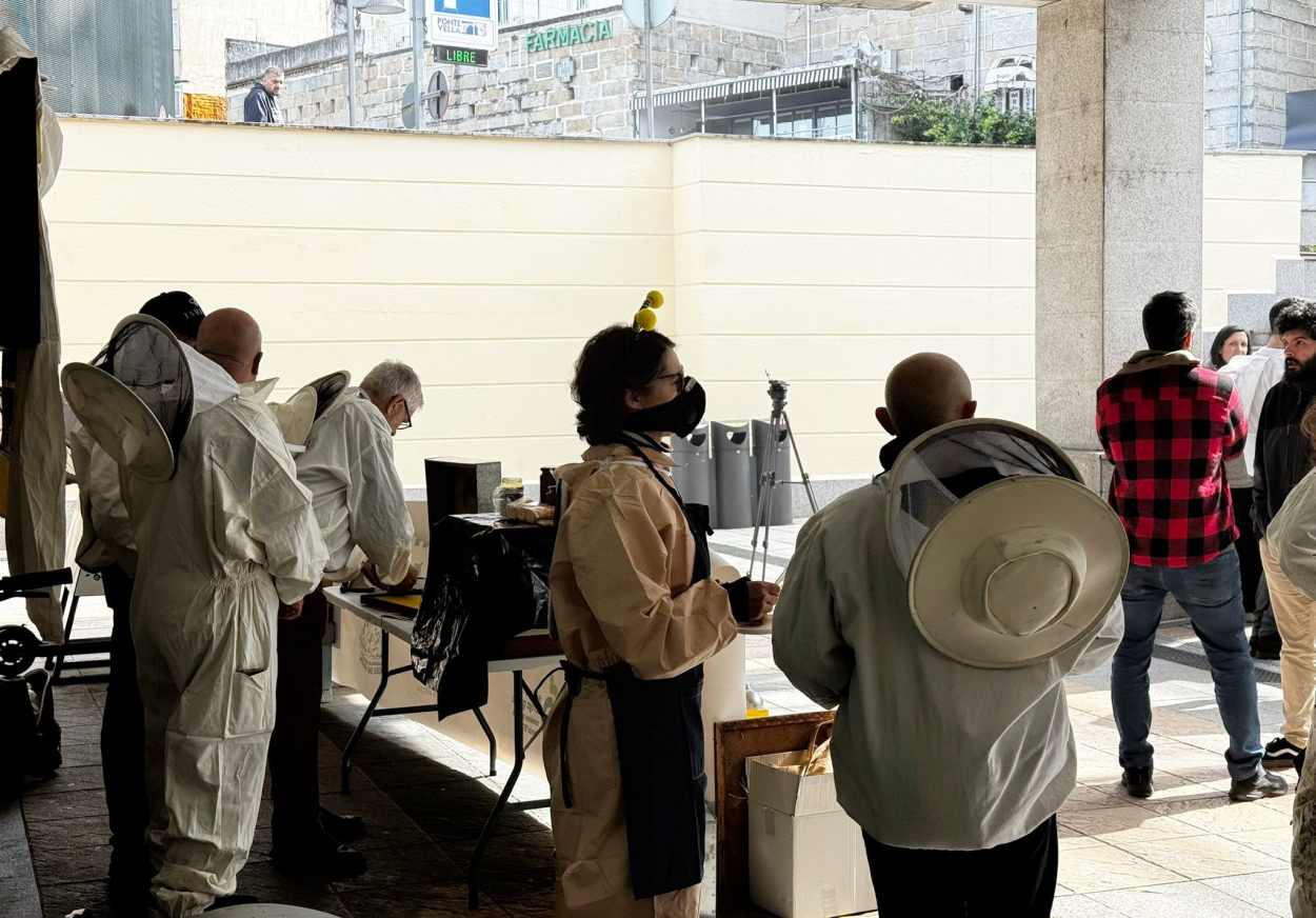 Imagen de la protesta celebrada ayer por los apicultores en las inmediaciones de un centro comercial en Ourense (Foto: Europa Press).