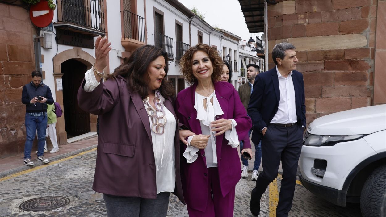 La vicepresidenta primera del Gobierno y ministra de Hacienda, María Jesús Montero (d), acompañada por la alcaldesa de Montoro, María Dolores Amo (i) / EP