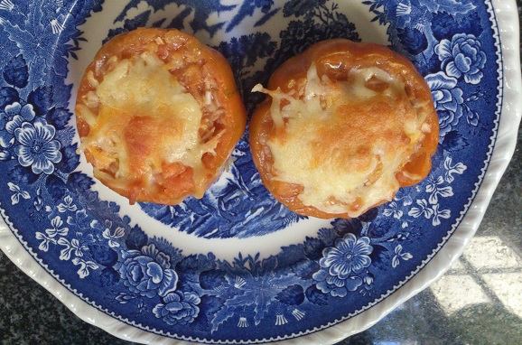 Tomate con queso de búfala –mozzarella- al horno y cordero estofado con patatas