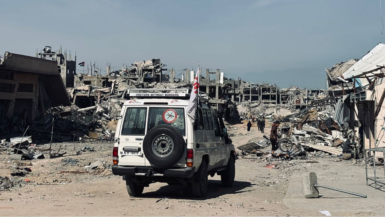 Un camión de Médicos Sin Fronteras en Jabalia, en el norte de la Franja de Gaza. MSF