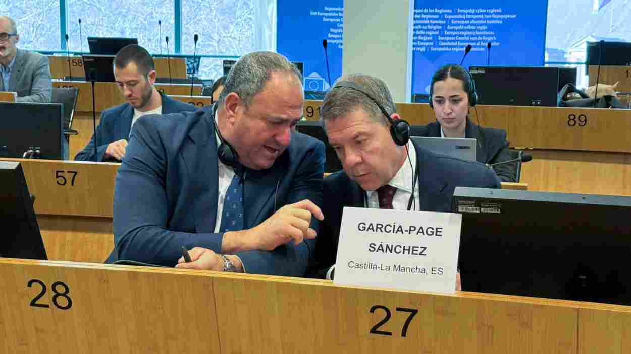 El presidente de Castilla-La Mancha y el consejero de Agricultura en el Comité Europeo de las Regiones. JCCM.