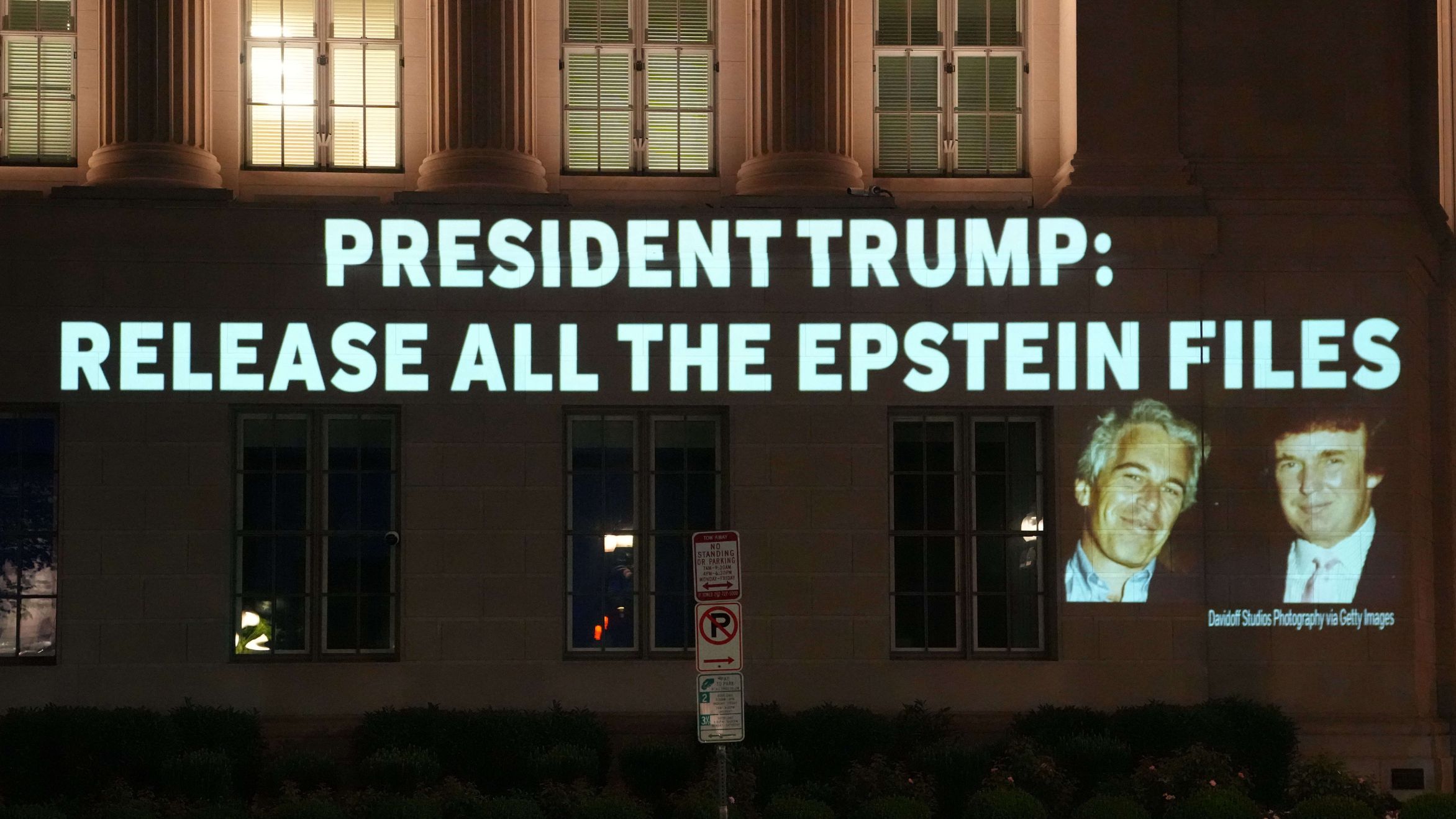 Un cartel que reclama la desclasificación de todos los papeles de Epstein y los vínculos con Trump. EP.