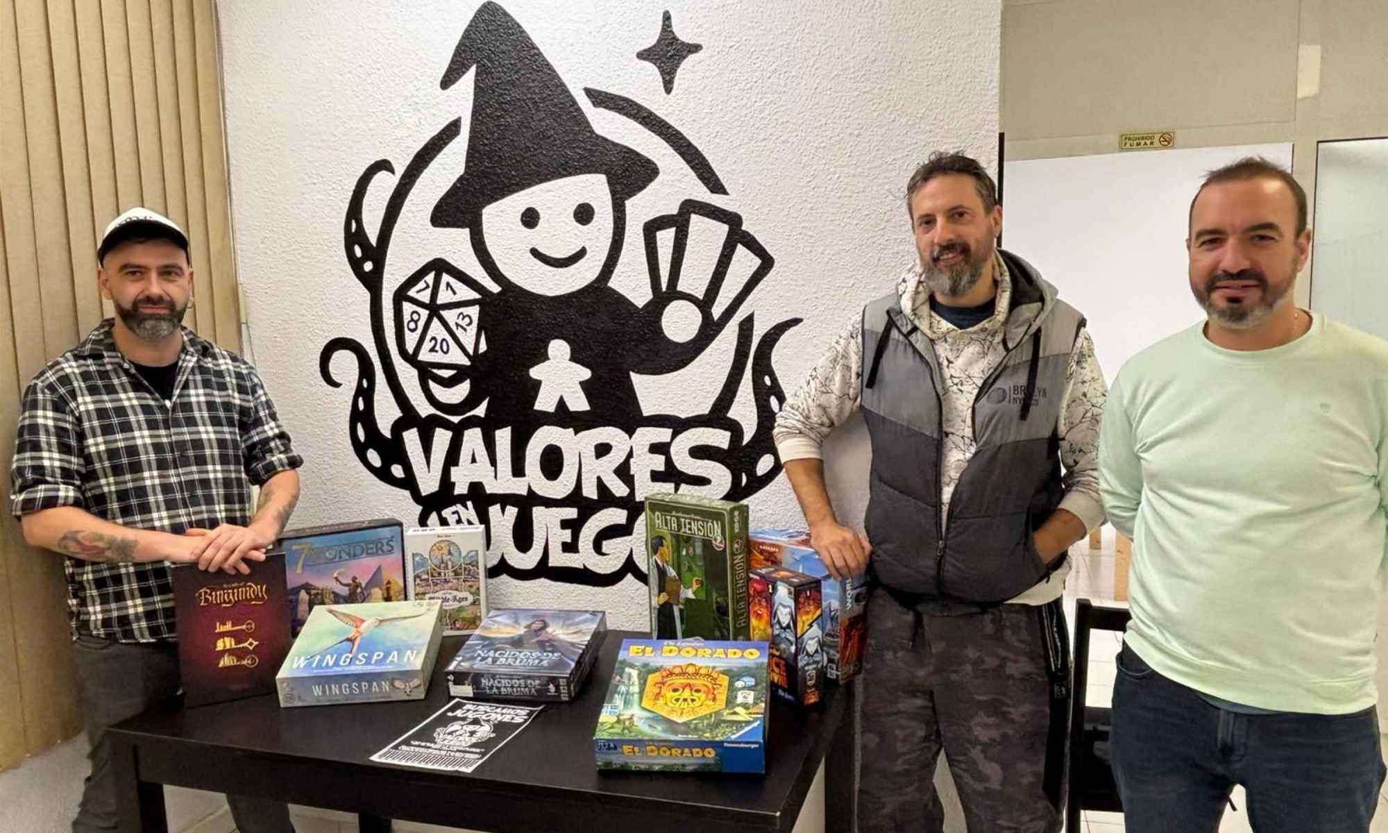 Algunos de los fundadores de Valores en Juego posan en su local de Santader.