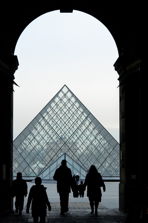 Derraman un 'río de petróleo' en el Louvre
