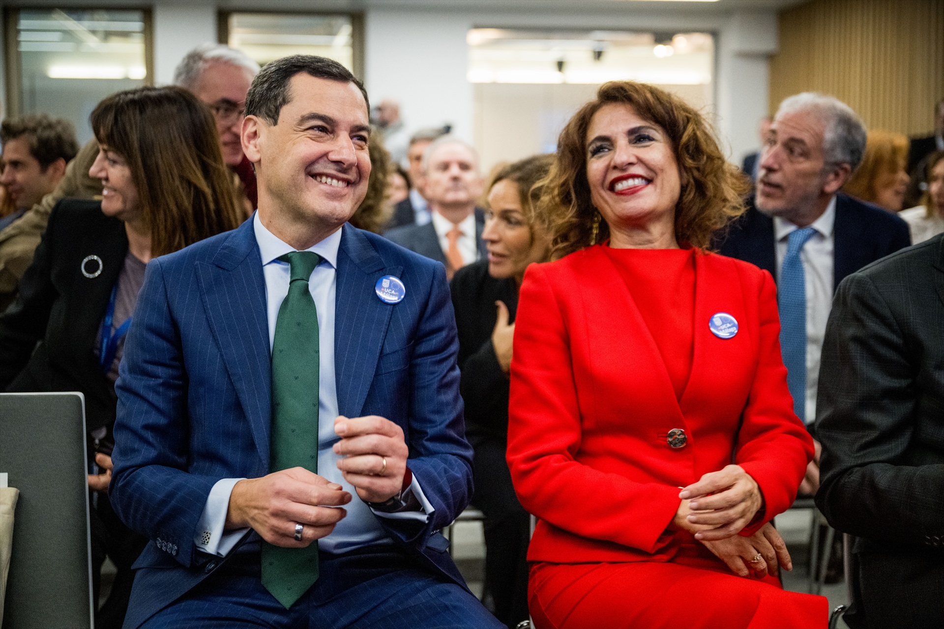 La vicepresidenta primera del Gobierno de España y ministra de Hacienda, María Jesús Montero, junto al presidente de la Junta de Andalucía, Juanma Moreno / EP
