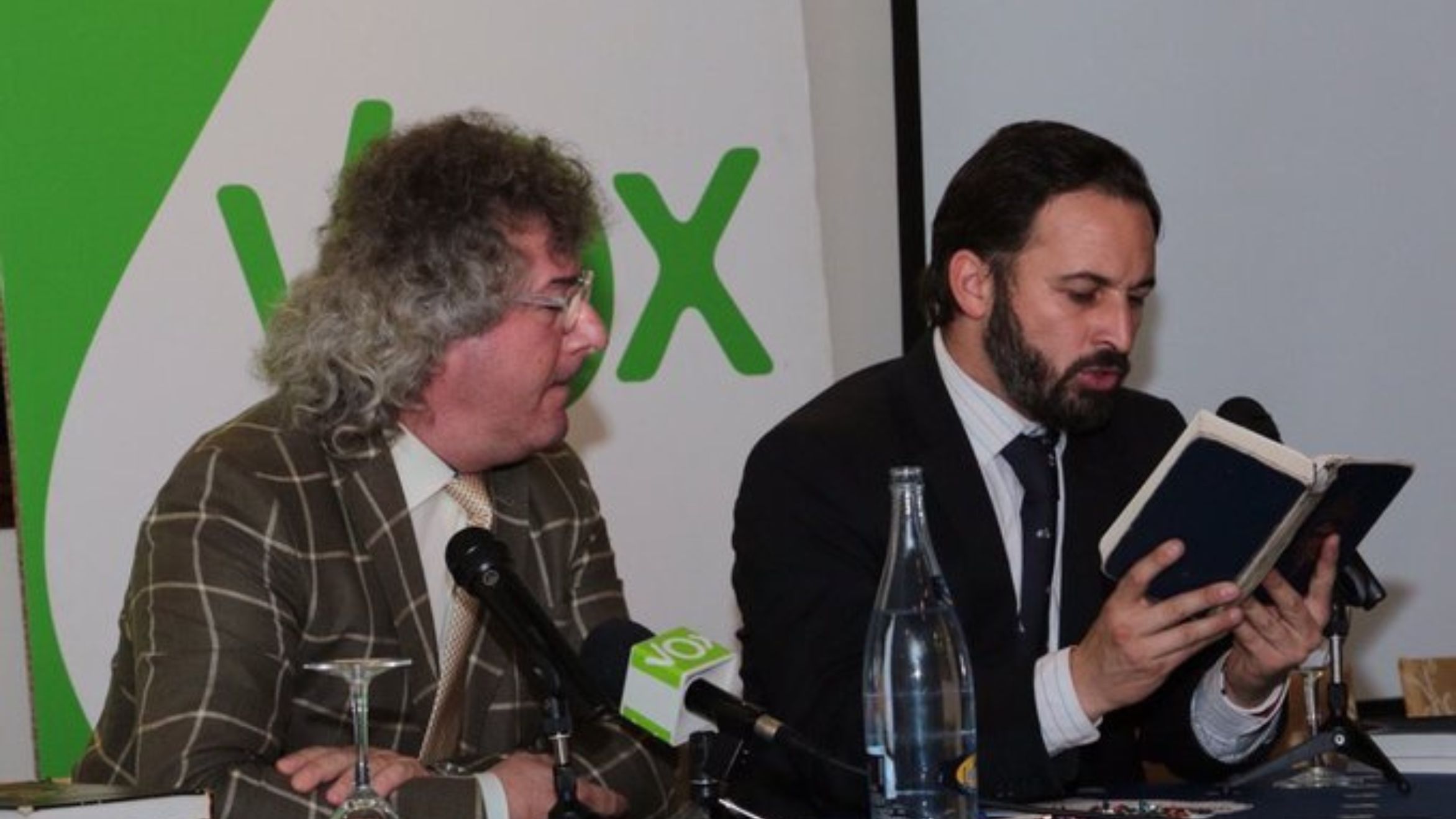 El líder de Vox, Santiago Abascal, junto a Raad Salam, en un acto de Vox sobre el Islam y leyendo el Corán en 2015. Fuente: Redes sociales de Vox.