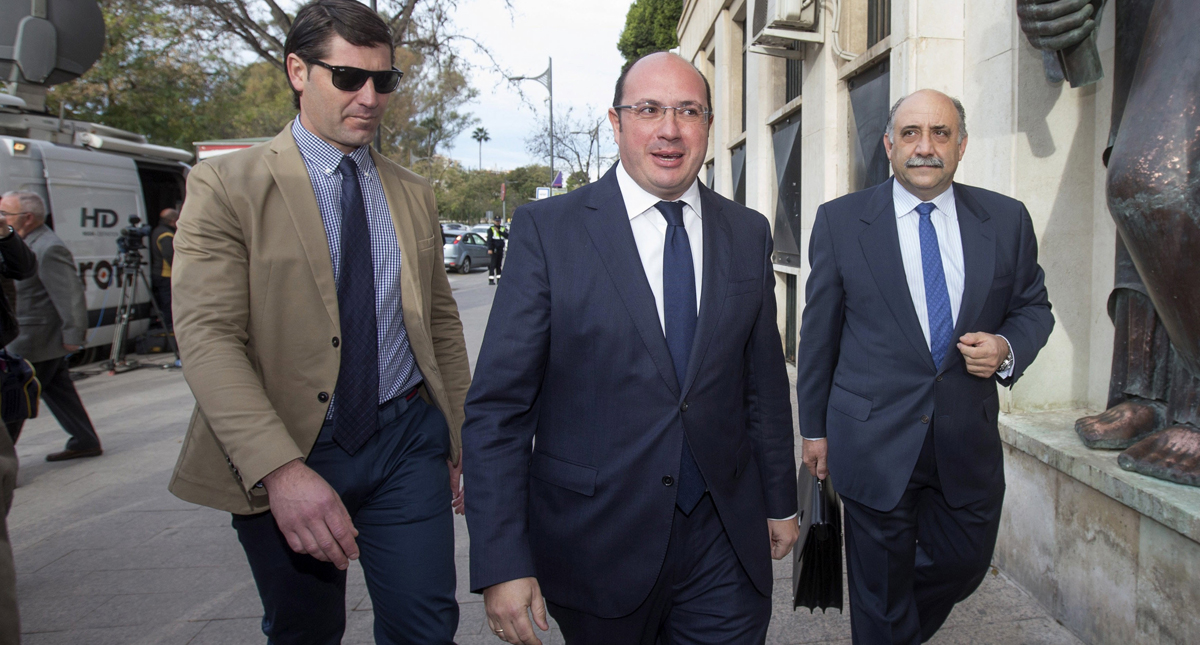 Pedro Antonio Sáncherz, acompañado de su abogado, a su llegada al TSJ de Murcia