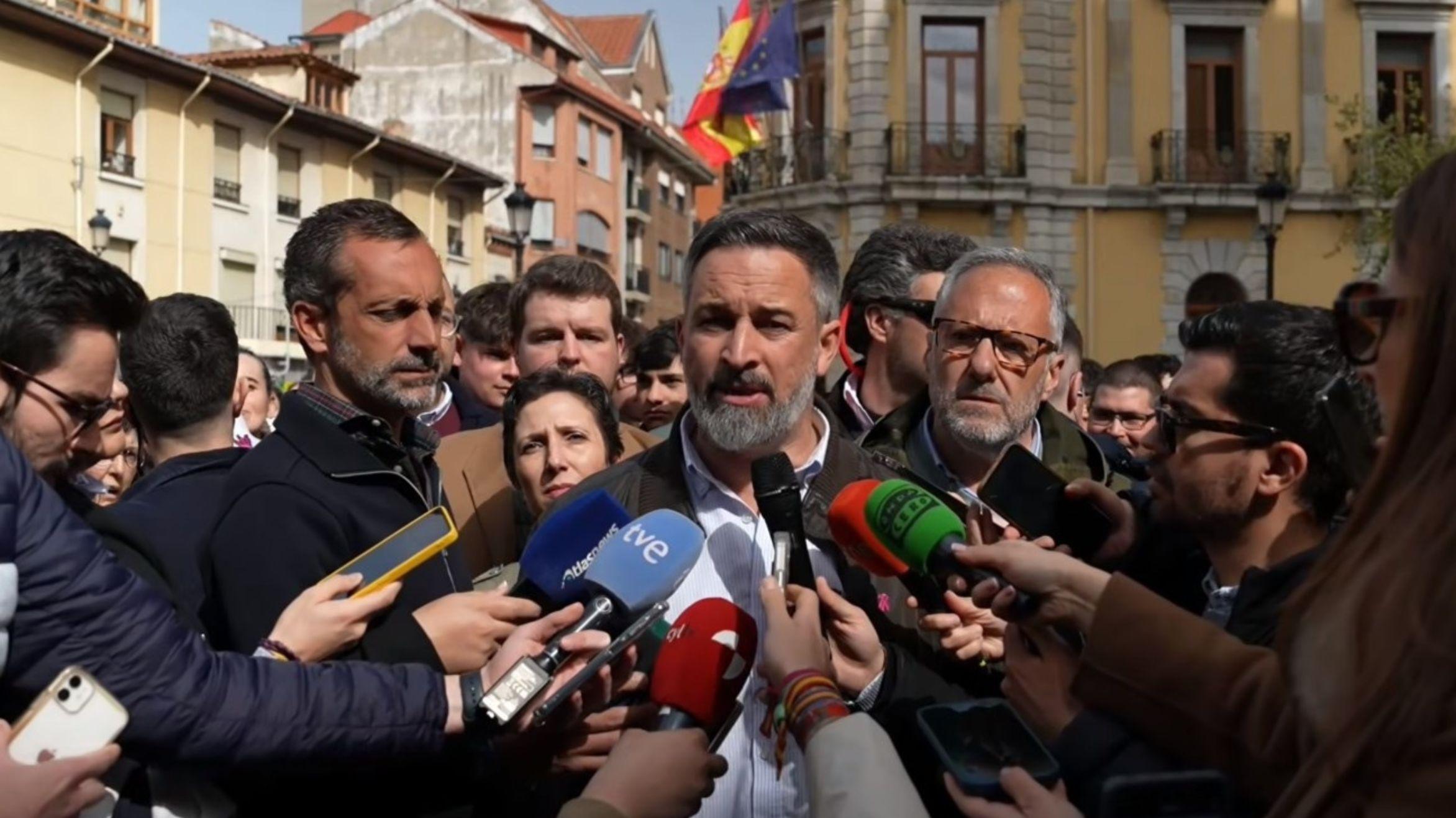El presidente de Vox, Santiago Abascal, ha ofrecido declaraciones a los medios de comunicación en un acto en La Bañeza (León). EP.