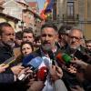 El presidente de Vox, Santiago Abascal, en declaraciones a los medios de comunicación en un acto en La Bañeza (León). EP.