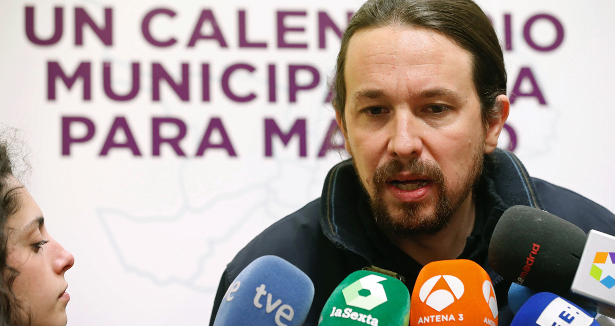 El secretario general de Podemos, Pablo Iglesias, realiza declaraciones a los periodistas