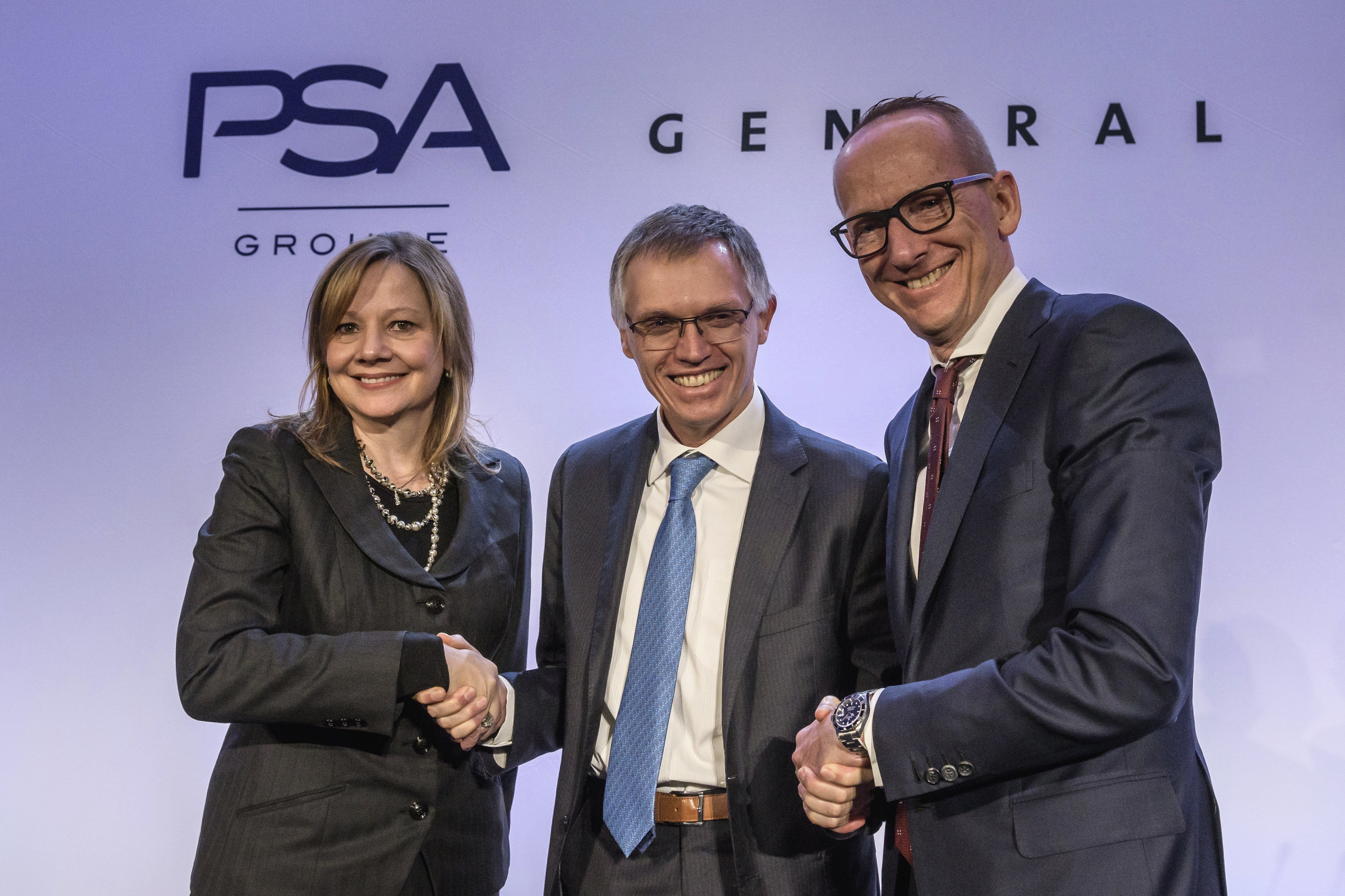 Los directivos de PSA Peugeot Citroën y General Motors firman la venta de Opel al gigante francés