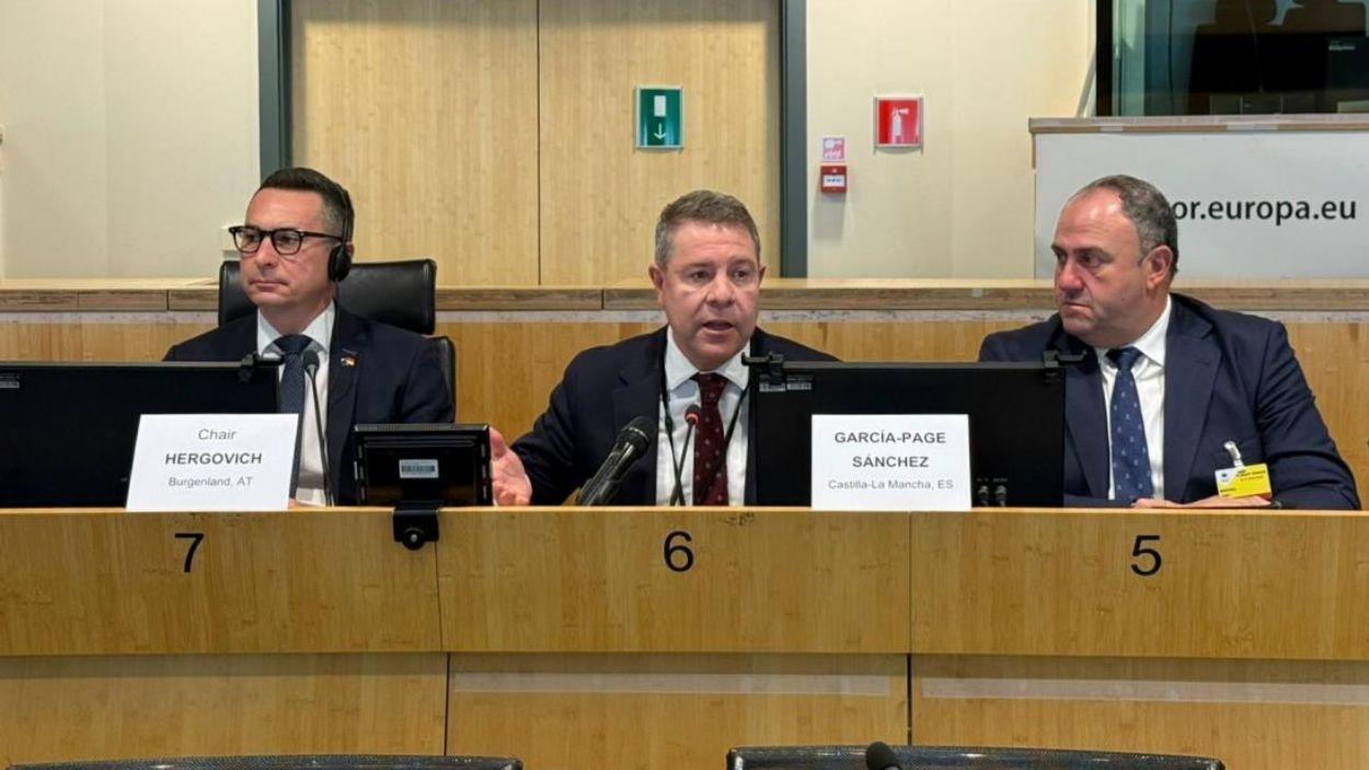 El presidente de Castilla La Mancha, Emiliano García Page, junto al consejero de Agricultura, Ganadería y Desarrollo Rural, Julián Martínez Lizán. JCCM. 