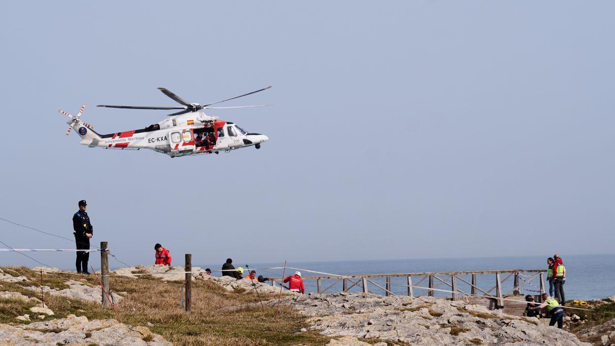 Equipos de rescate y servicios de emergencias trabajan en el lugar de los hechos, la playa de El Bocal, a 4 de marzo de 2026, en Santander, Cantabria (España). EP.
