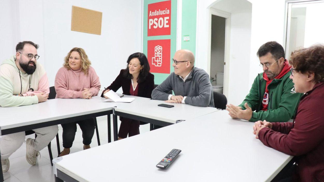La secretaria general del PSOE de Córdoba, Rafi Crespín, junto a la secretaria general del PSOE de Encinas Reales, Lola Campos, y otros miembros del partido / PSOE Córdoba