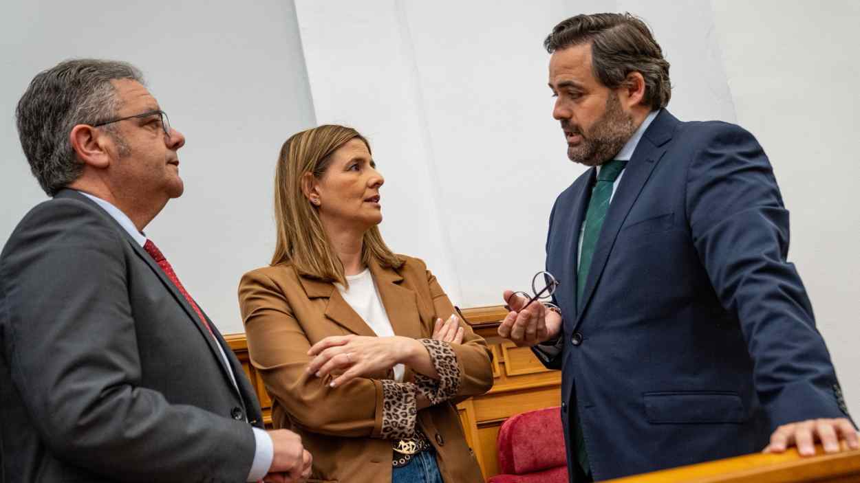 Paco Núñez, líder del PP en Castilla-La Mancha, junto a varios diputados regionales de su partido. EP.