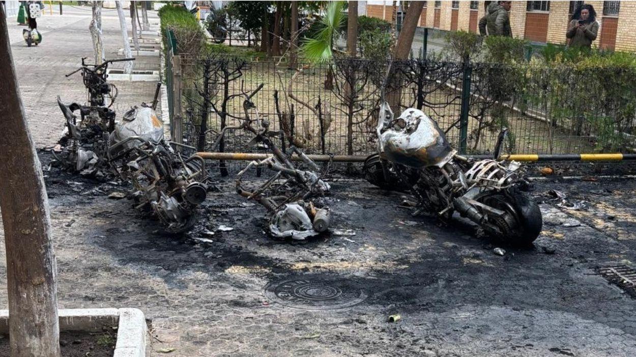 Motos quemadas como consecuencia de actos vandálicos en el distrito Macarena / PSOE de Sevilla