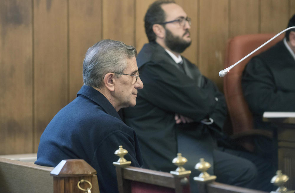 El padre Román durante el juicio, del que resultó absuelto, en la Audiencia de Granada.