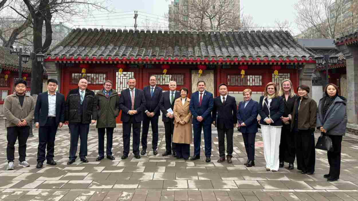 La delegación del PP de Ciudad Real que se encuentra visitando China junto a varios miembros del Partido Comunista Chino. EP.