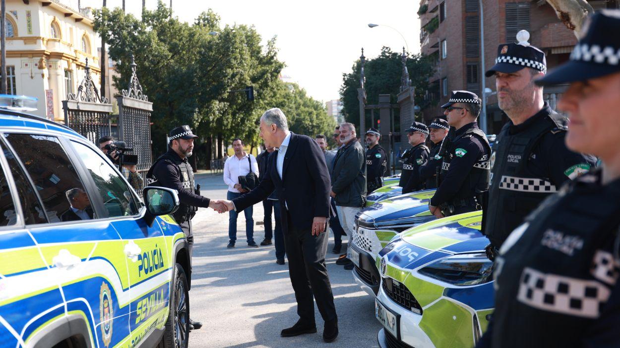 El alcalde de Sevilla, José Luis Sanz, junto a la Policía Local / Archivo EP