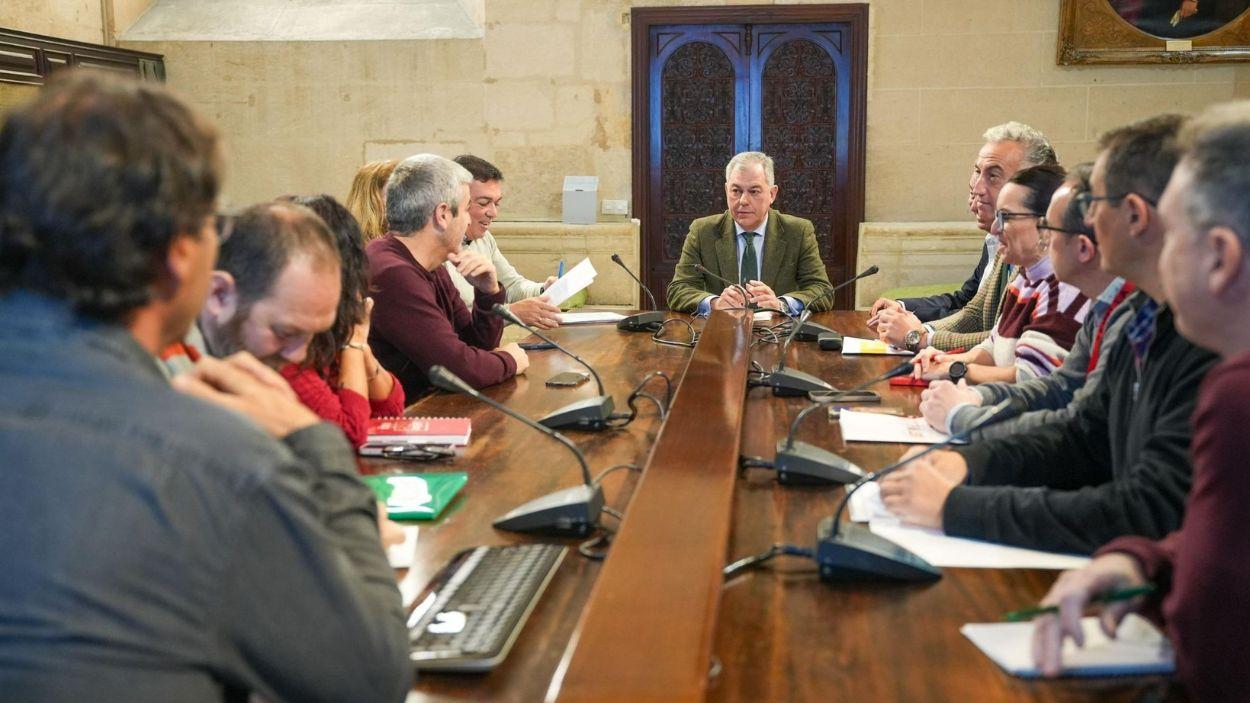 El alcalde de Sevilla, José Luis Sanz, en una reunión con los sindicatos / EP
