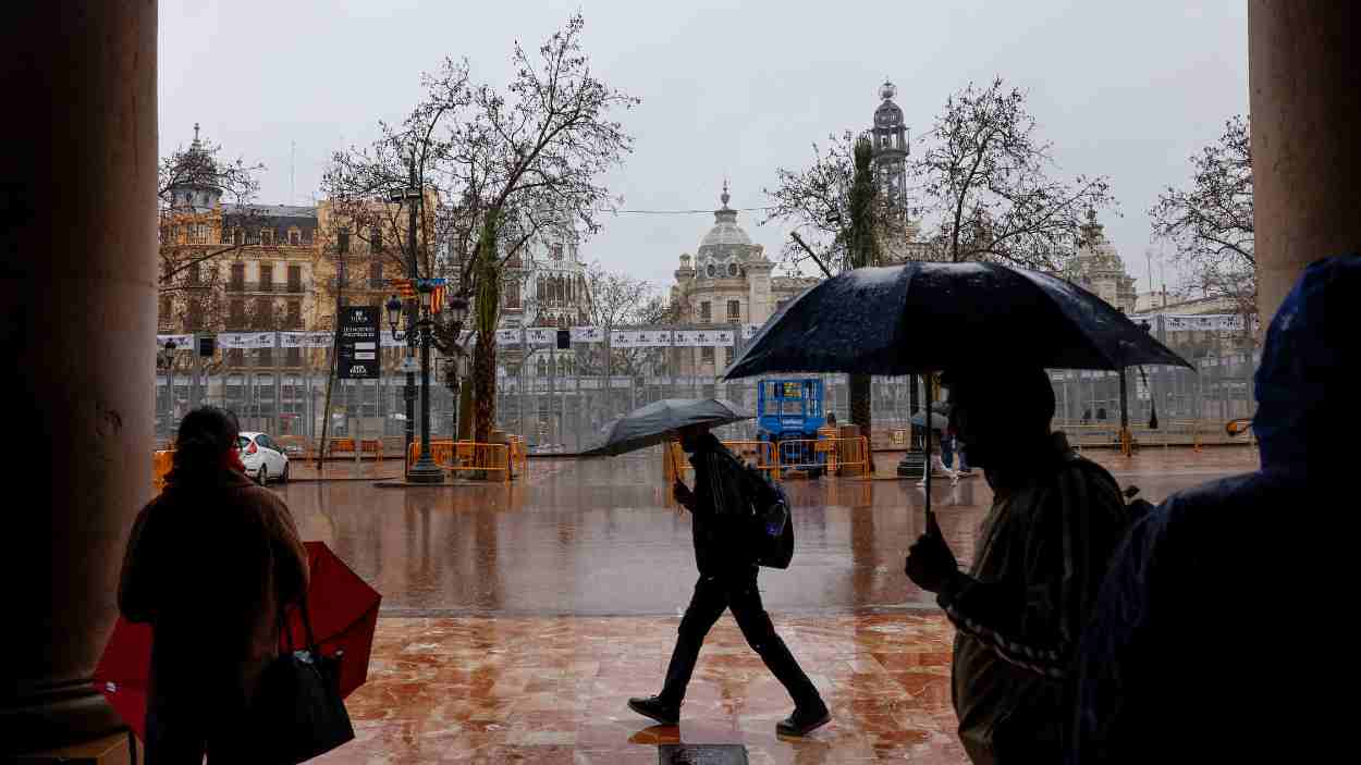 La AEMET alerta que 12 CCAA estarán en aviso por lluvia, olas, nieve y viento. EP