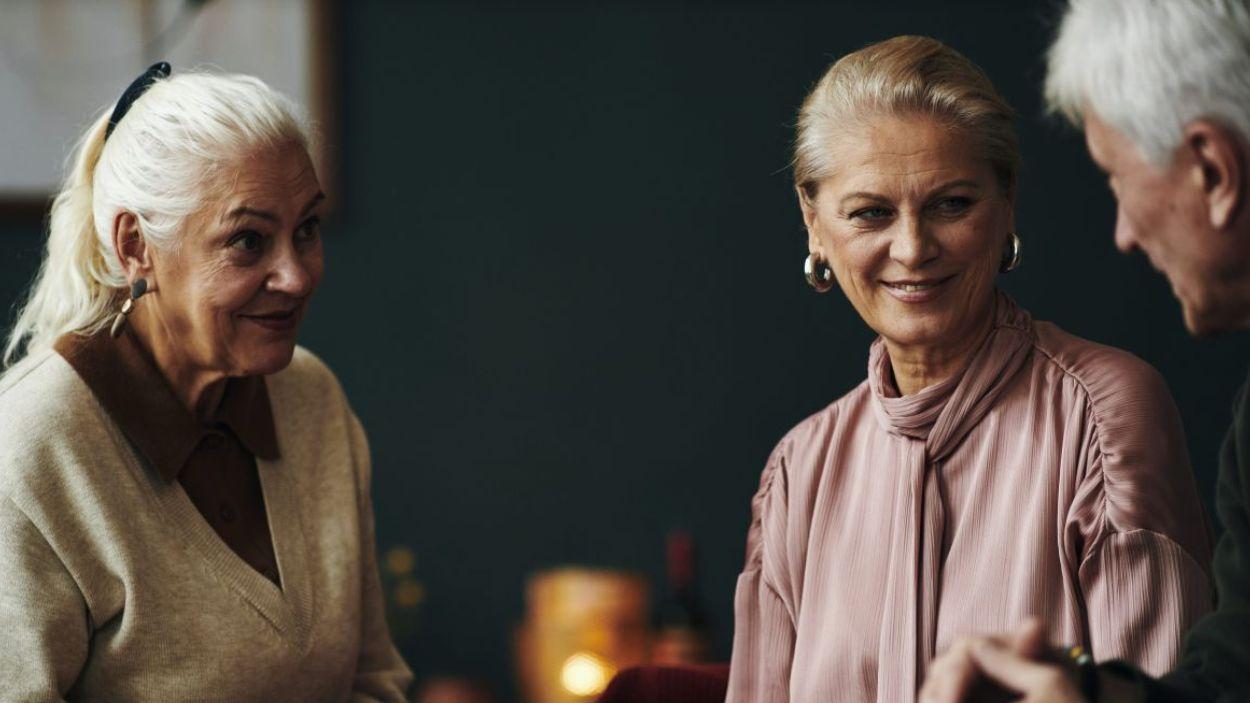 Personas mayores conversan. Servimedia.