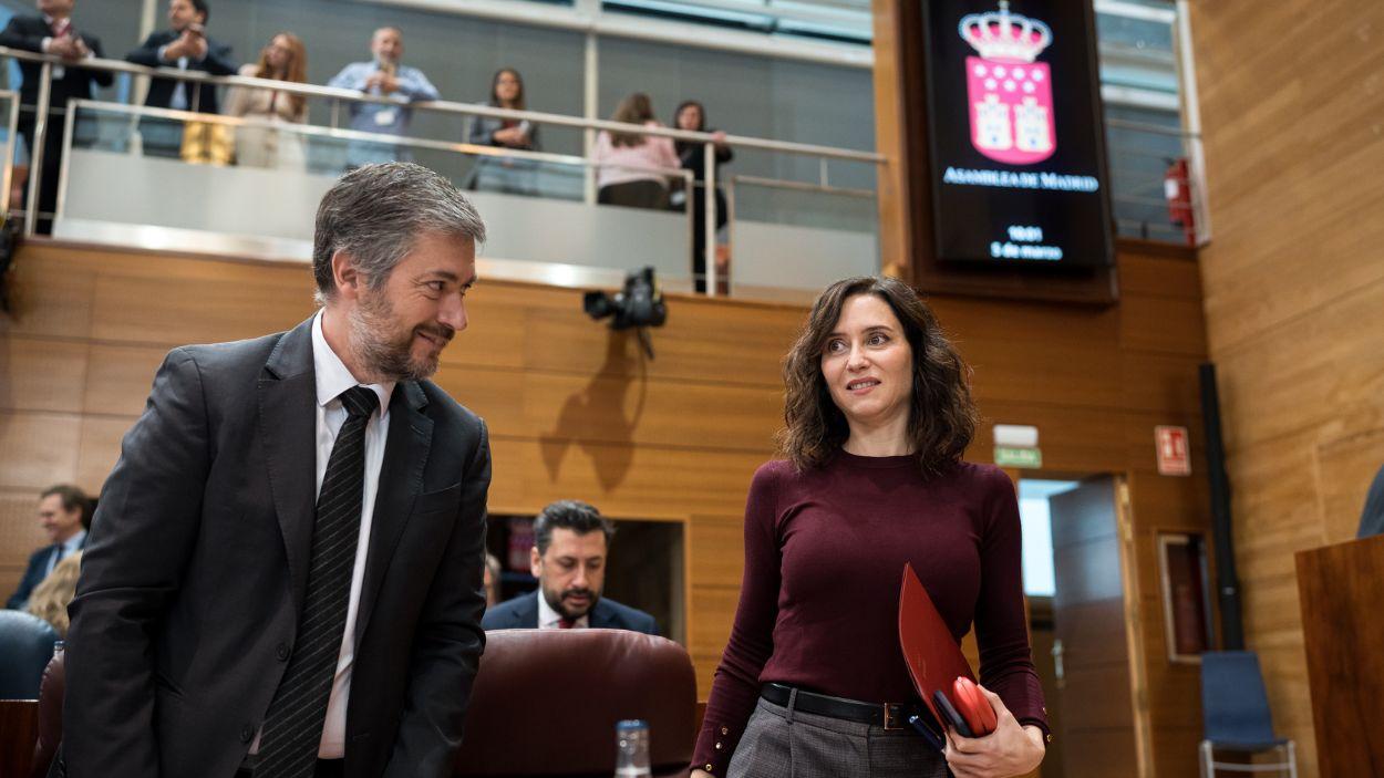 La presidenta de la Comunidad de Madrid, Isabel Díaz Ayuso, y el portavoz del Gobierno autonómico, Miguel Ángel García Martín, durante un pleno en la Asamblea de Madrid. EP.