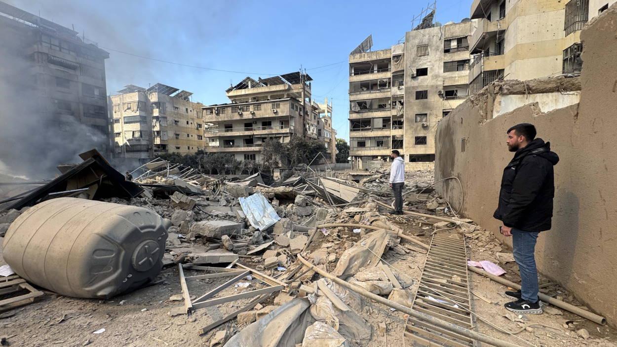 Civiles contemplan la destrucción tras uno de los múltiples ataques masivos de Israel contra Beirut (Líbano). EP.