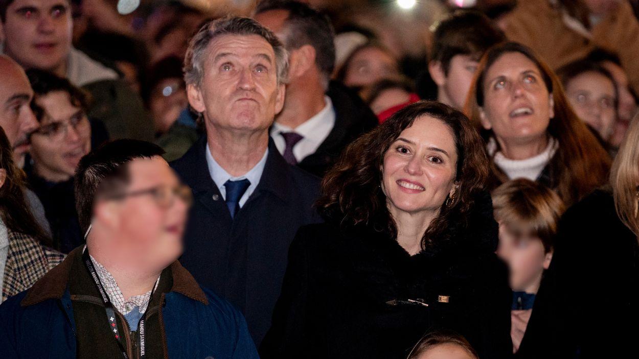 Isabel Díaz Ayuso junto a Alberto Núñez Feijóo en la actuación de Hakuna en la Casa de Correos