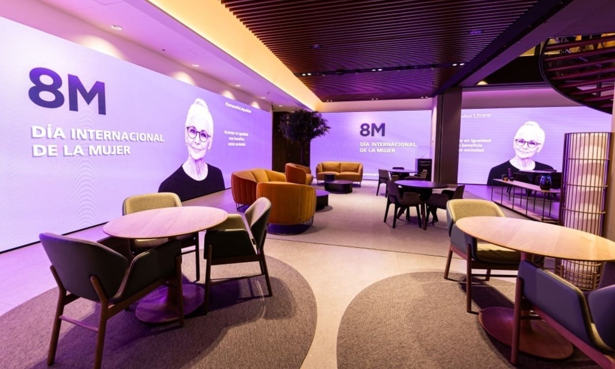 La entidad financiera ilumina de morado durante esta semana sus oficinas ‘All in One’. CAIXABANK