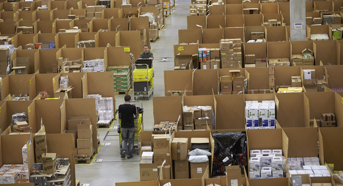 Vista de los trabajadores de Amazon en el centro logístico de Koblenz, Alemania.