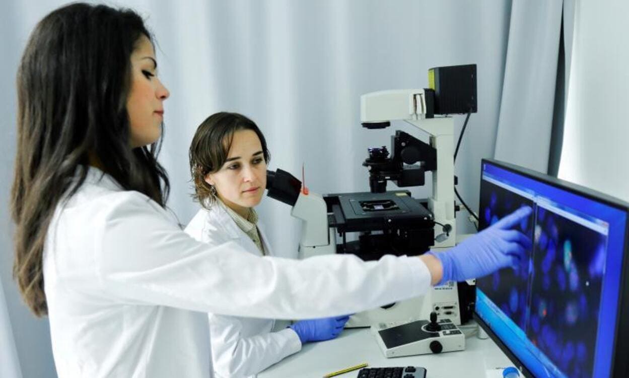 Dos investigadoras trabajando en un laboratorio. © Fundación ”la Caixa”