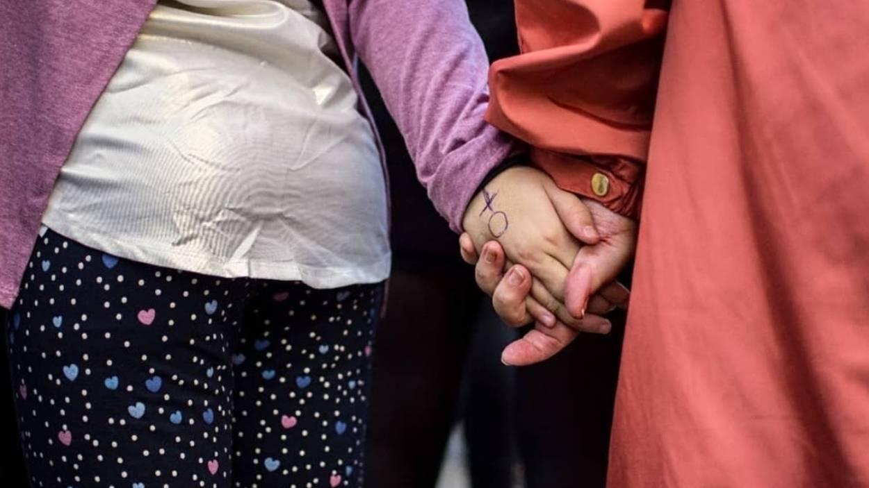 Imagen de recurso de dos mujeres dándose la mano durante la marcha del 8M. EP.