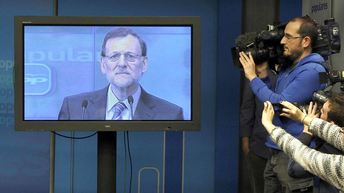 Mariano Rajoy hablando a los periodistas a través de un plasma en la sede del PP en Génova.