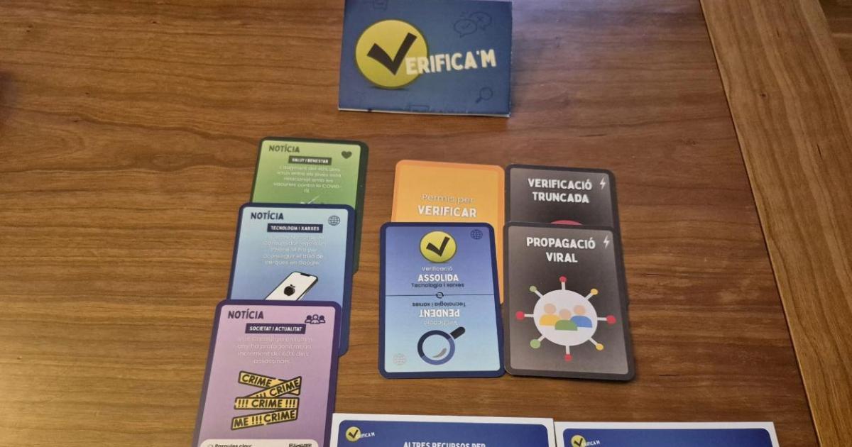 ‘Verifica’m’, el juego de cartas similar a Virus creado por dos bibliotecarios de Barcelona para combatir la desinformación
