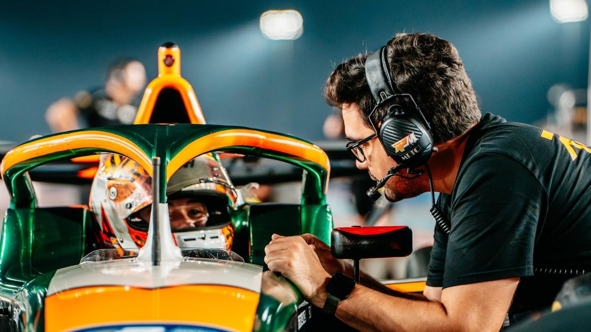 Jaime durante una parada en boxes| @jackdixondesign