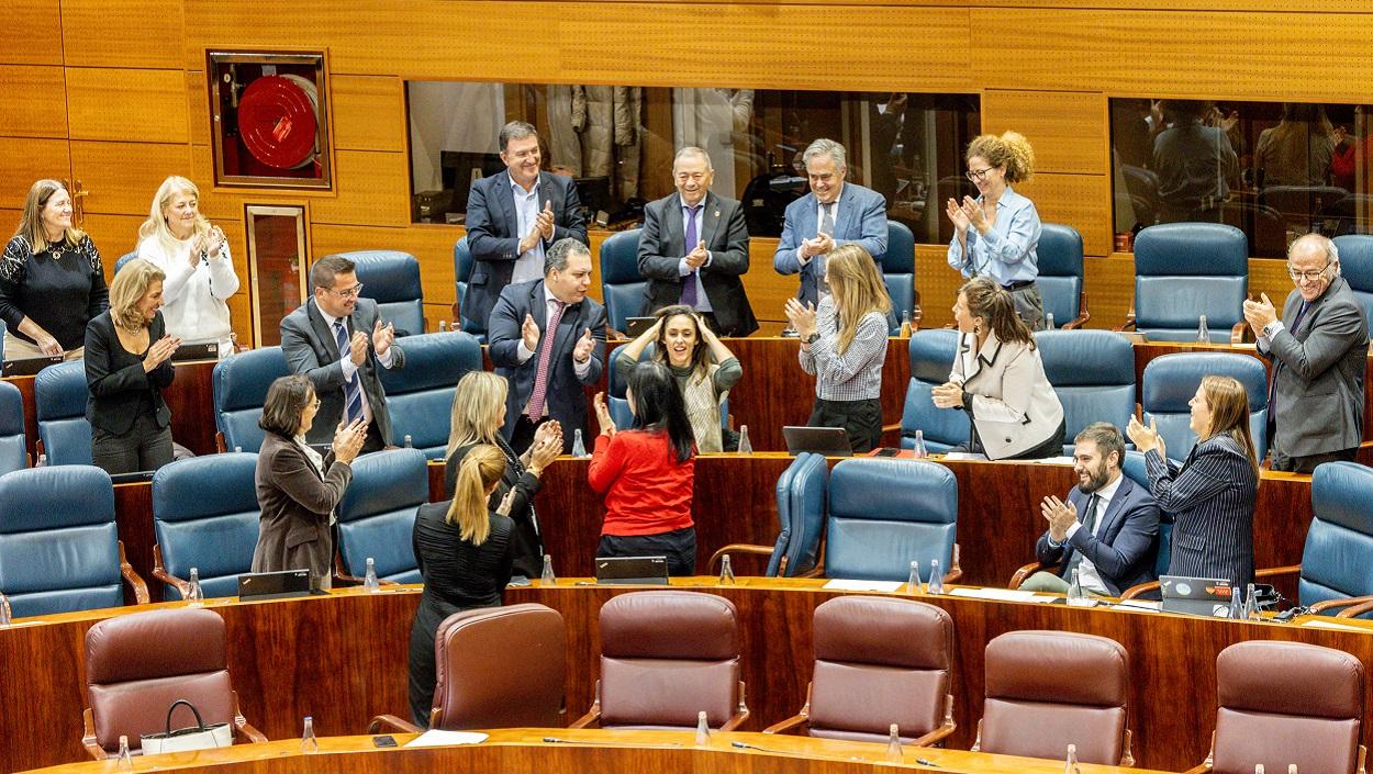 Mónica Lavín, en el centro de la imagen. EP