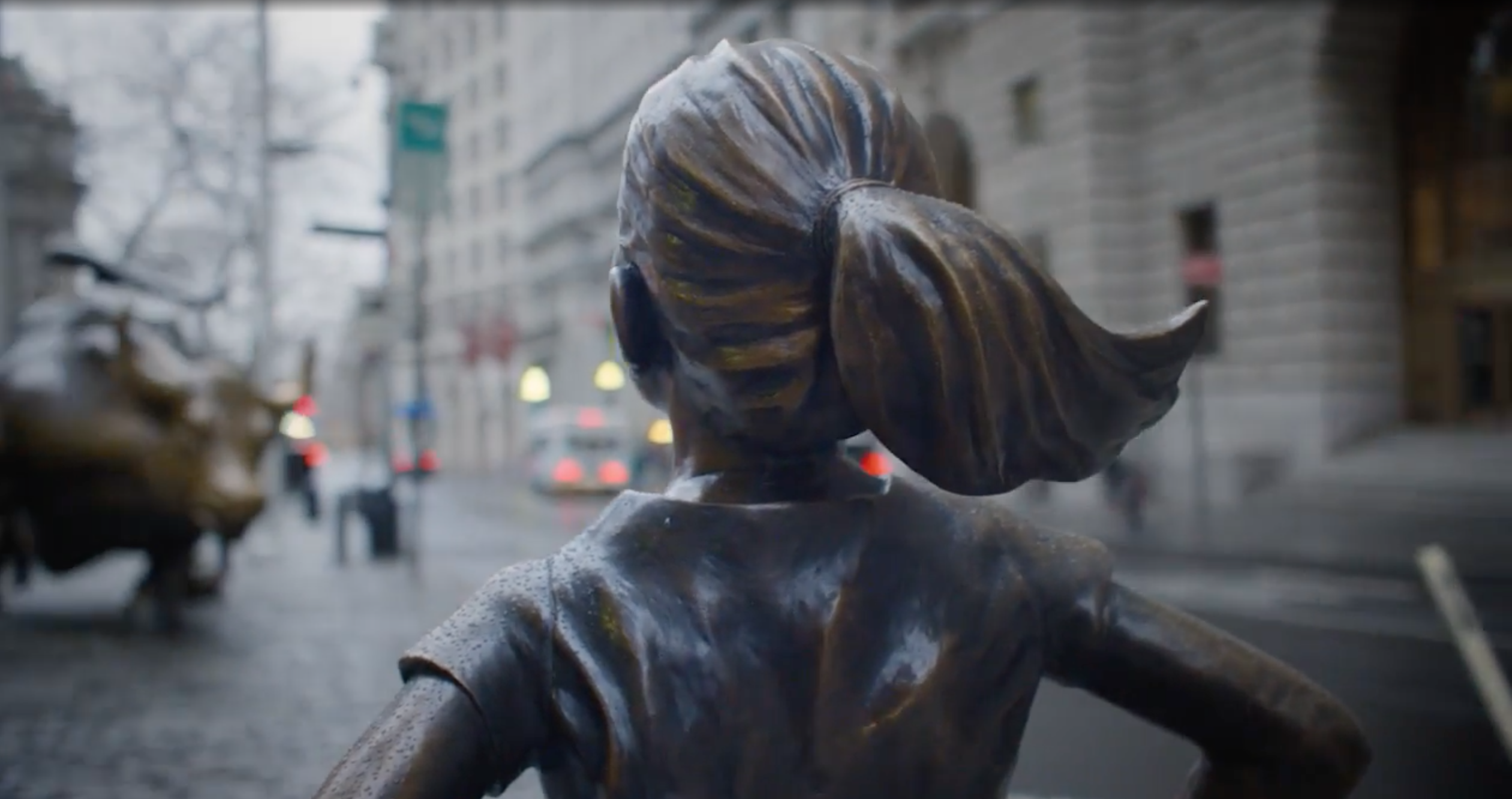Colocan una niña sin miedo frente al toro de Wall Street Colocan una niña sin miedo frente al toro de Wall Street