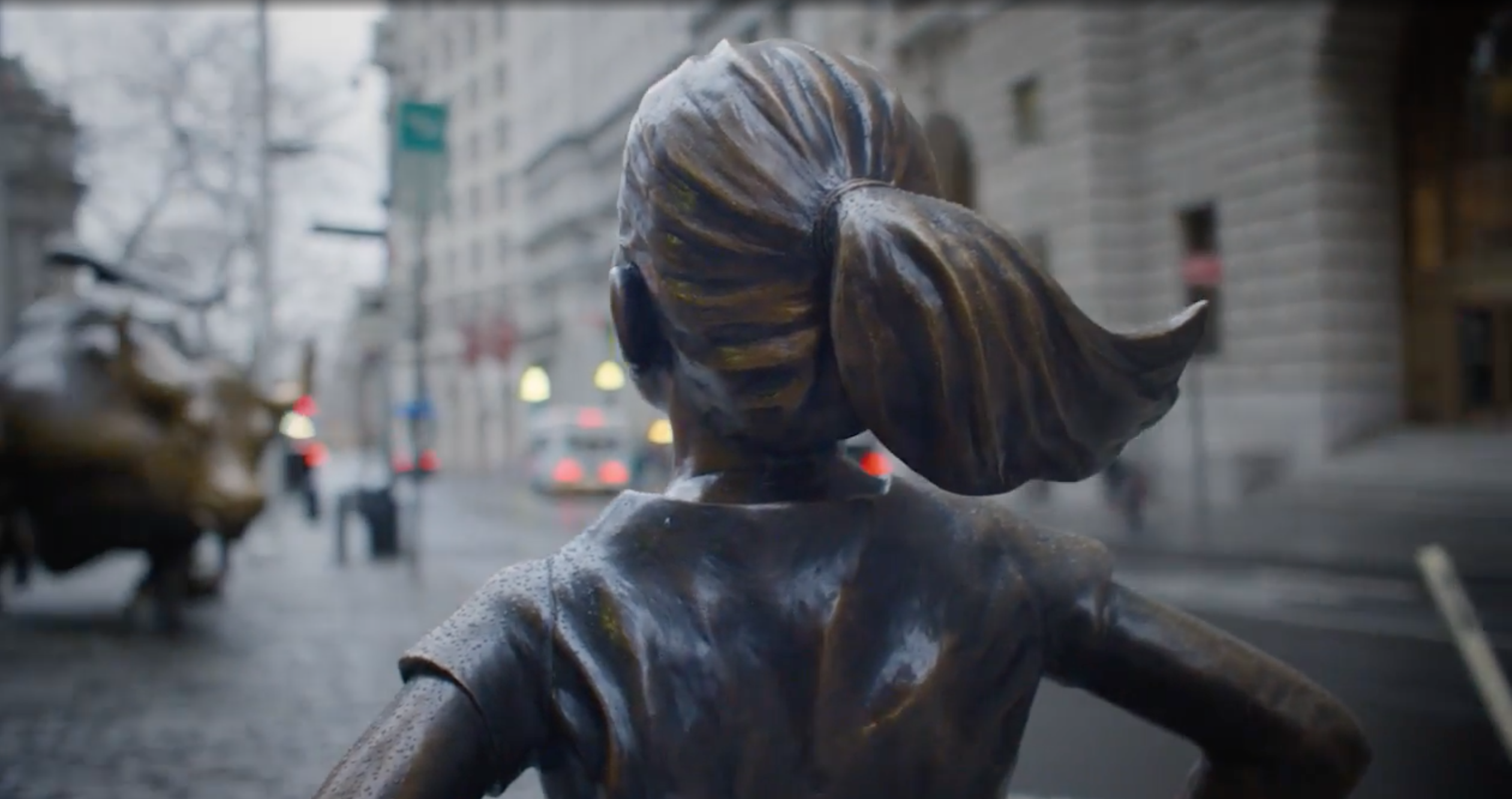 Colocan una niña sin miedo frente al toro de Wall Street