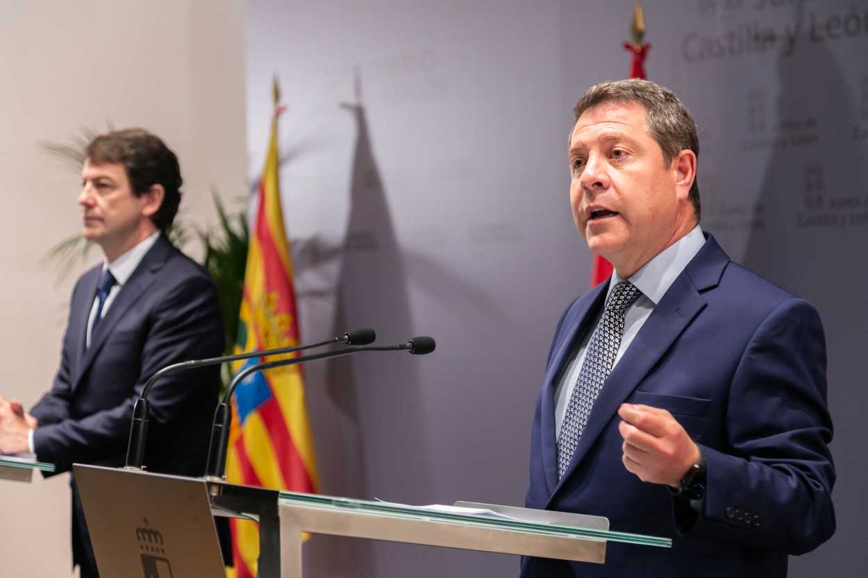 Imagen de archivo de un encuentro entre el presidente de Castilla-La Mancha, Emiliano García-Page, y el de Castilla y León, Alfonso Fernández Mañueco. JCCM.