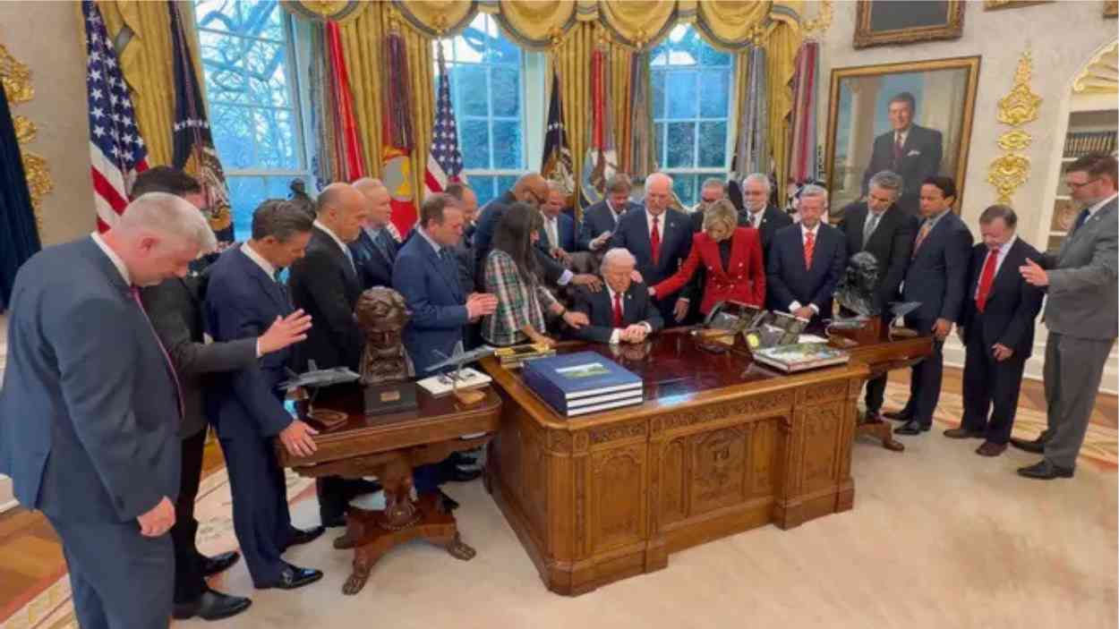 Un grupo de pastores rodea al presidente de Estados Unidos, Donald Trump, en una reunión celebrada en La Casa Blanca. EPV.