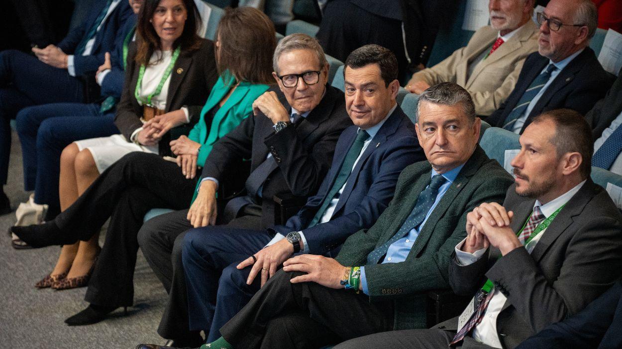 El presidente de la Junta de Andalucía, Moreno Bonilla, junto al consejero sanidad, Antonio Sanz, en la inauguración del VII Congreso Andaluz de Personas con Cáncer y sus Familias en Jaén.